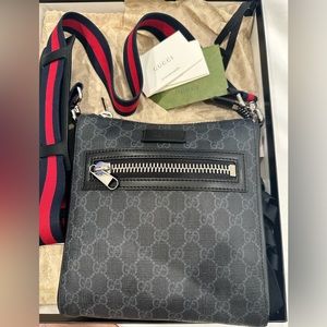 PreOwned Gucci GG Supreme messenger bag great condition!